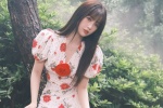 Yu Shuxin's retro sexy photo in red rose dress