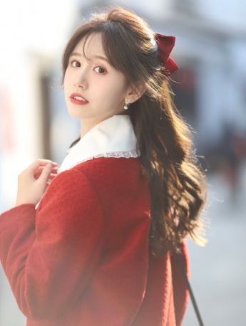 一栗莎子喜慶甜美寫真圖片