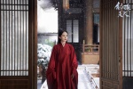 Stills and pictures of Yang Mi's wife Huzhu in red clothes
