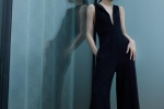 Fu Jing's charming and sexy photo of deep V jumpsuit