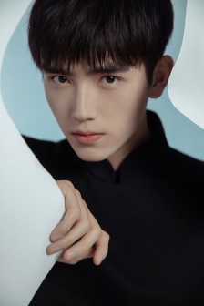Chen Feiyu fresh and handsome photo pictures in black suit