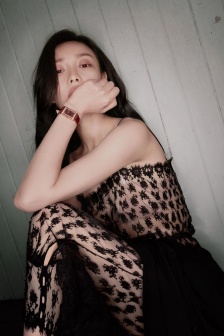 Ni Ni fashion sexy photo with long wavy hair