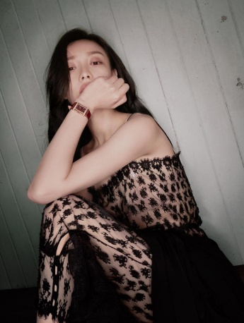 Ni Ni fashion sexy photo with long wavy hair