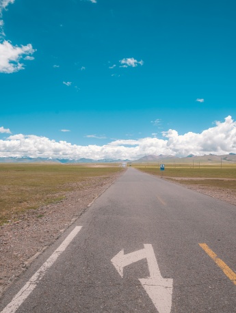 藍天馬路湖泊唯美手機壁紙