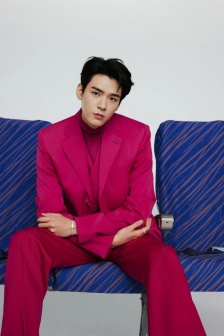 Gong Junmei handsome photo in red suit