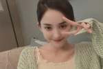 Guli Nazha's green cardigan home selfie picture