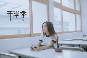 開學季教室美女寫真壁紙圖片