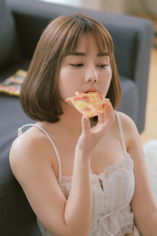 性感圆润的美女模特写真照片