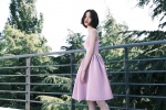 Tang Yixin's elegant and sexy photo in purple diamond suspender skirt
