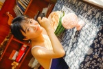短发美女露背吊带泳衣装诱惑写真