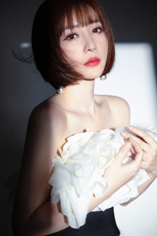 柳岩白纱抹胸裙甜美性感写真