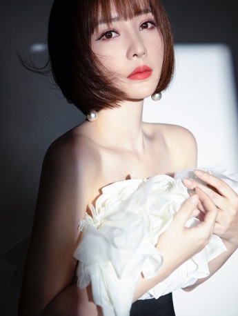 Liu Yan's sweet and sexy photo in white gauze tube top skirt