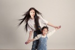 Zheng Xiyi mother and daughter warm fashion magazine photo