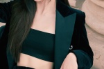 Song Yanfei's modern sexy photo in a tube top and waistless suit