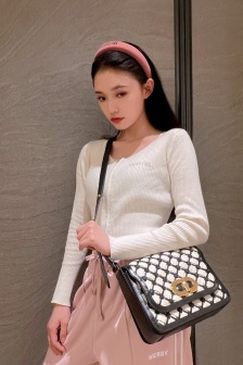 林允春日時尚穿搭寫真圖片