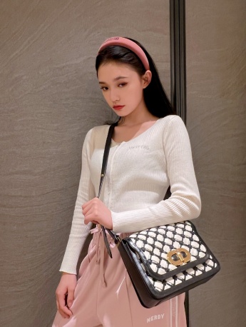 Lin Yun's fashionable outfit photos in spring
