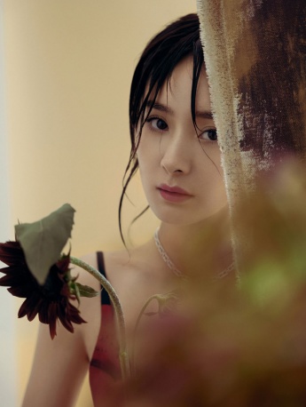 Yang Mi's charming sexy magazine photo in oil painting style