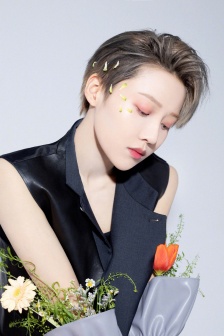 Liu Yuxin's fashionable and sexy birthday photo shoot