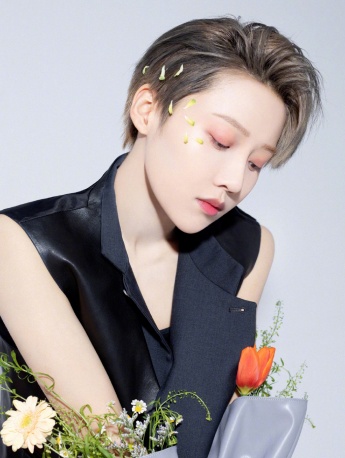 Liu Yuxin's fashionable and sexy birthday photo shoot