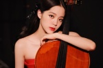 Ouyang Nana's gorgeous and sexy photos in red dress with wrapped breasts