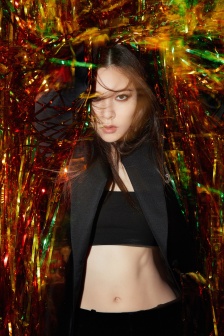 Song Yanfei's modern sexy photo in a tube top and waistless suit