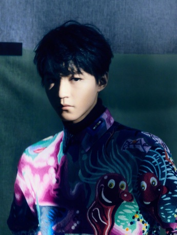 Wang Junkai's handsome photo on the cover of the May issue