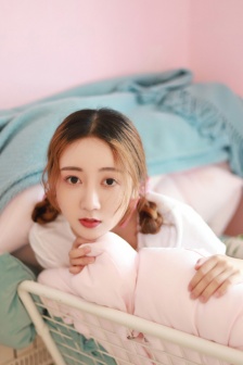 Fresh photo mobile wallpaper of girls with twin ponytails