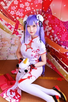 Sexy cos photo of beauty in white silk cheongsam