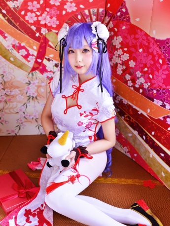 Sexy cos photo of beauty in white silk cheongsam