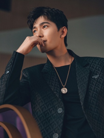 Yang Yang handsome photo in dark gray diamond suit