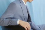 王俊凯雾蓝色西服帅气图片写真