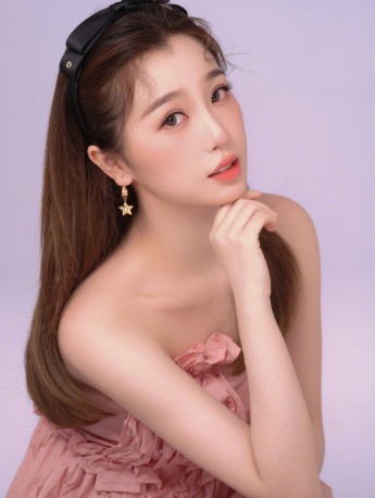 虞书欣粉色公主裙甜美性感写真