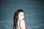 Yu Shuxin's red swimsuit wet hair temptation photo
