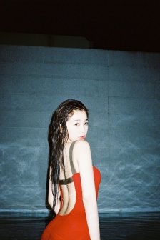 虞书欣红色泳装湿发诱惑写真