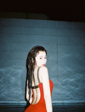 虞书欣红色泳装湿发诱惑写真