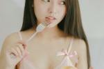 粉紅吊帶睡衣美女火辣性感寫真