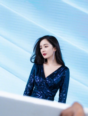 Photo of Yang Mi's sexy legs in deep V high slit dress