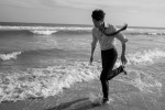 Deng Lun's black and white textured photo of seaside atmosphere