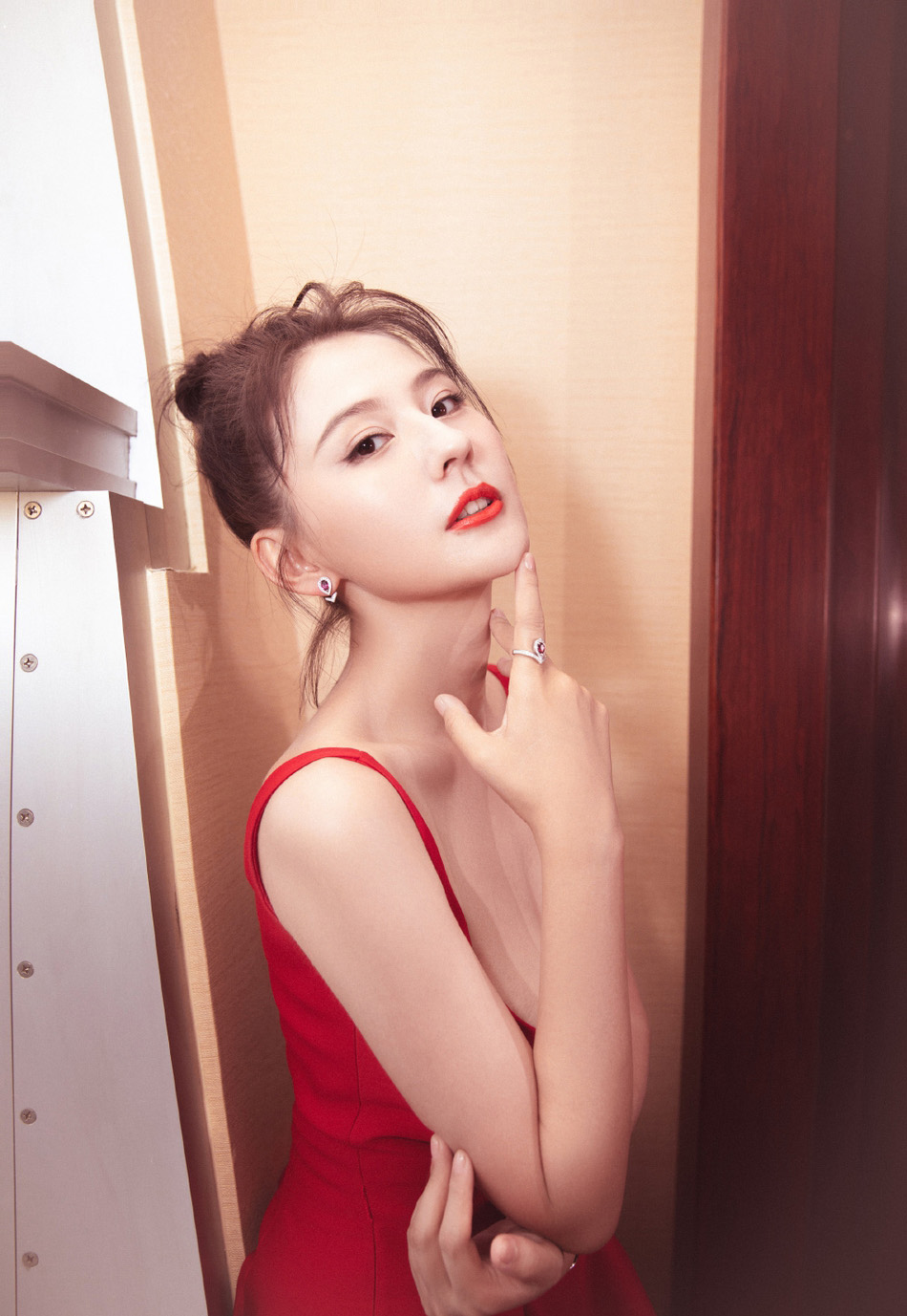 热依扎吊带红裙优雅魅力写真图片
