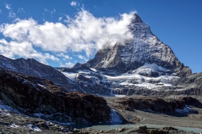 俊俏秀麗的山峰圖片桌麵壁紙