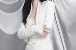 Angela Zhang's elegant and sexy photos in gauze white suit