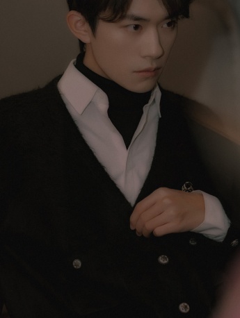 易烊千玺复古黑色西装手机壁纸