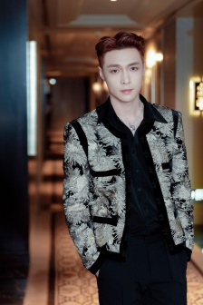Zhang Yixing's handsome national style photo in printed jacket