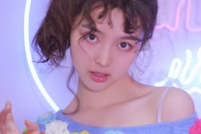 性感美女吊帶香肩迷人寫真桌麵壁紙