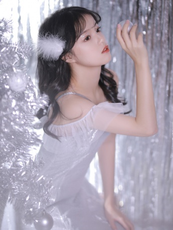 一字肩美女白嫩性感光影写真