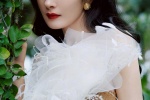 Yang Mi sexy photo mobile wallpaper in golden dress