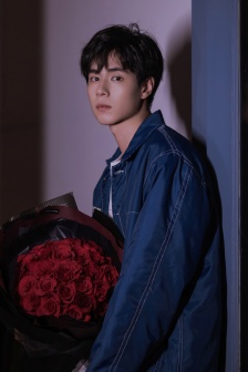 胡一天曲麵屏手機壁紙圖片