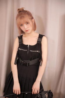 金色短发美女酷飒性感写真