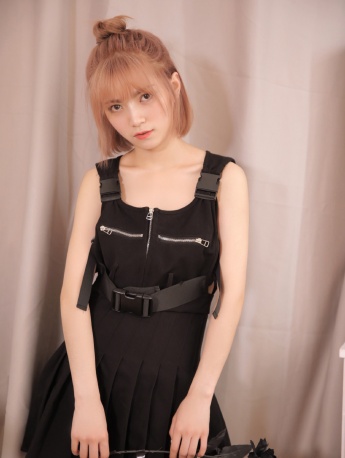 Cool and sexy photo of blonde short-haired beauty