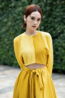 Rainie Yang sexy photo in beautiful yellow suit